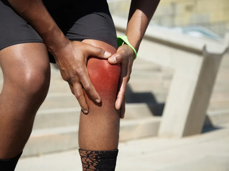 Rise Family Chiropractic treating knee pain in Hudsonville
