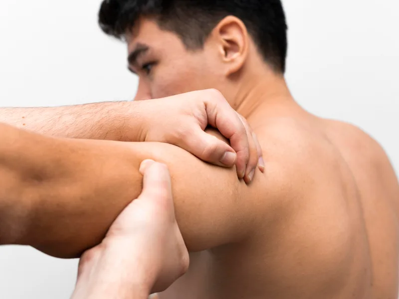 Rise Family Chiropractic treating shoulder pain in Hudsonville